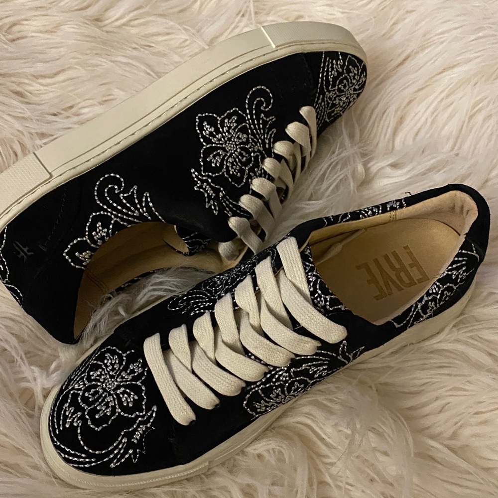 FRYE Ivy flower low lace Elegant Black and silver Embroidered leather Sneakers